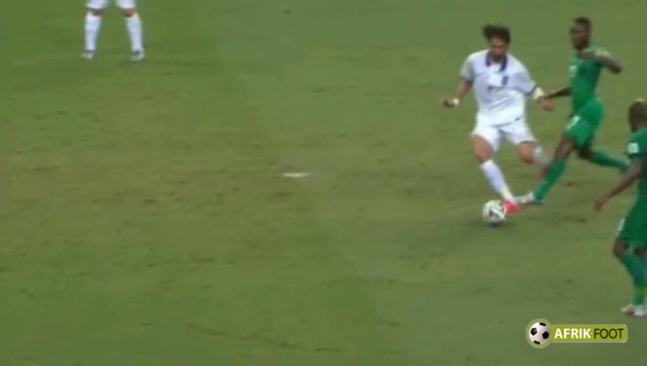 Le penalty imaginaire de Giovanni Sio (Côte d'Ivoire) sur Georgios Samaras (Grèce)