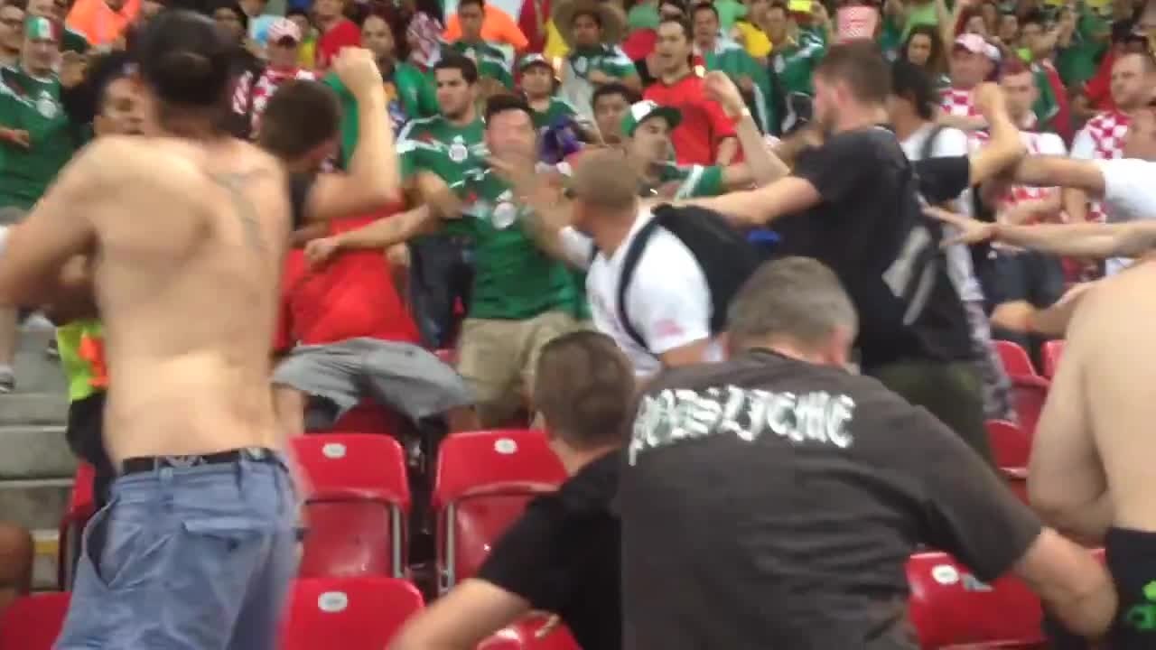 Bagarre de supporters : Croatie vs Mexique (Coupe du Monde 2014)