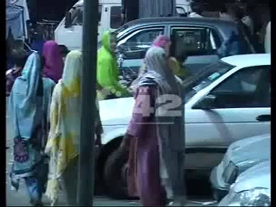 asim_butt_Beggars_Annoy_Shoppers_Panorama_Pkg