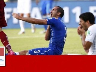 Suárez en el banquillo: otras cinco agresiones del uruguayo