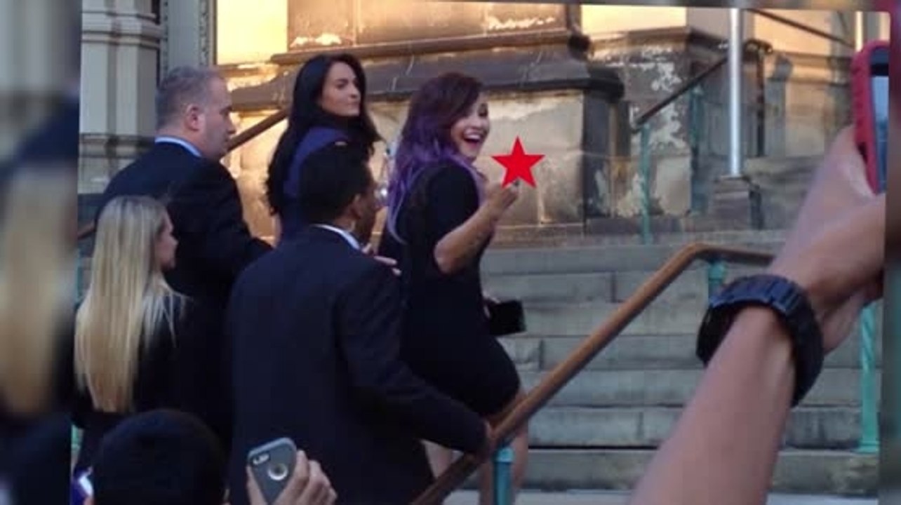 Demi Lovato zeigt einem Paparazzi den Mittelfinger