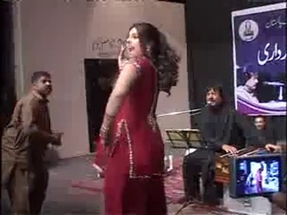 asim_butt_Girl_Danced_on_Atta_Ullah_s_Songs_Dawn_News_LHR