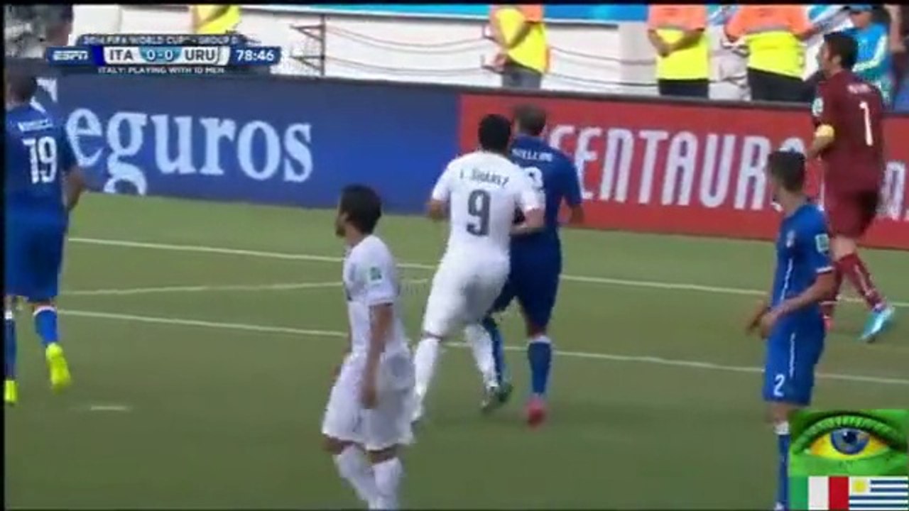 Suarez'in Chiellini'yi Isırması