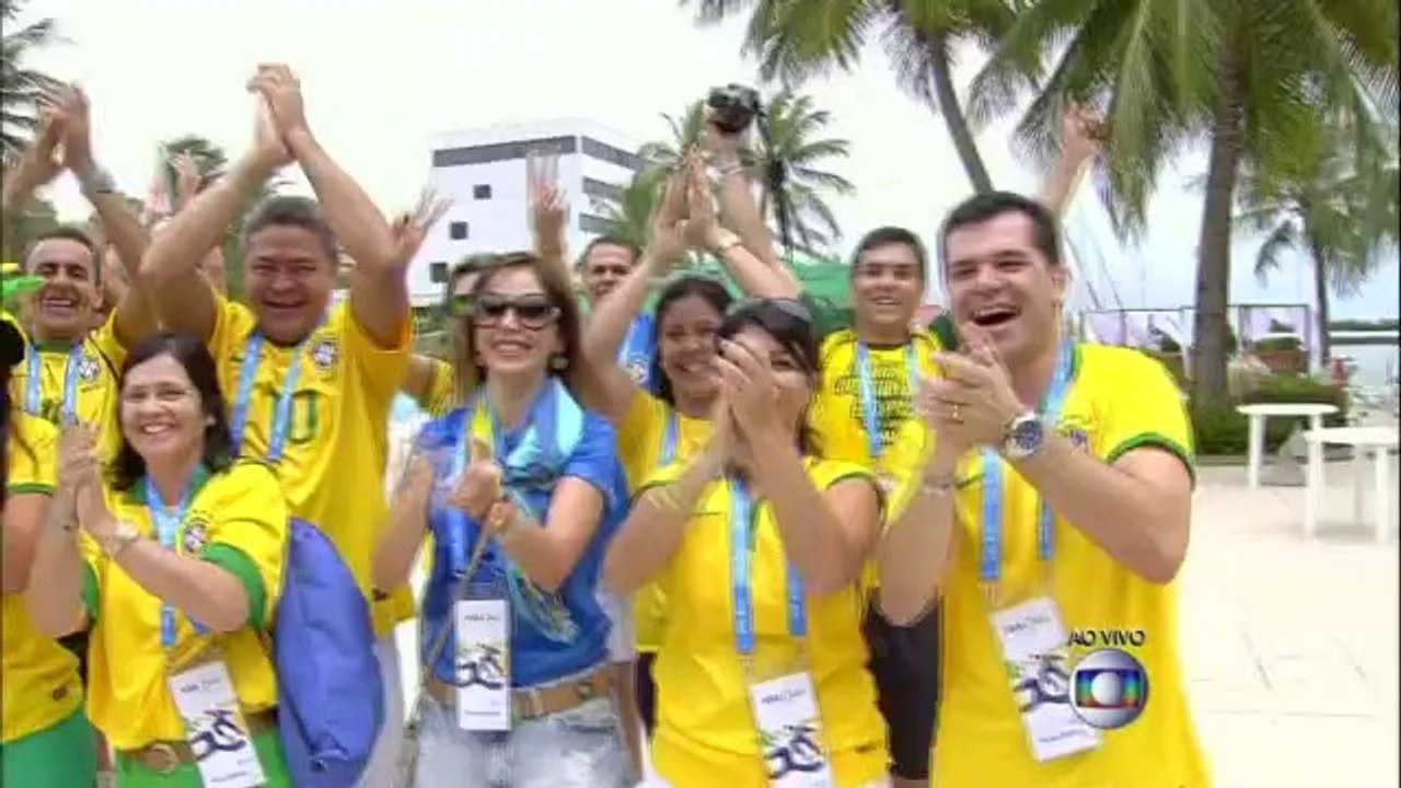 Fátima brinca com a repórter Fernanda Gentil