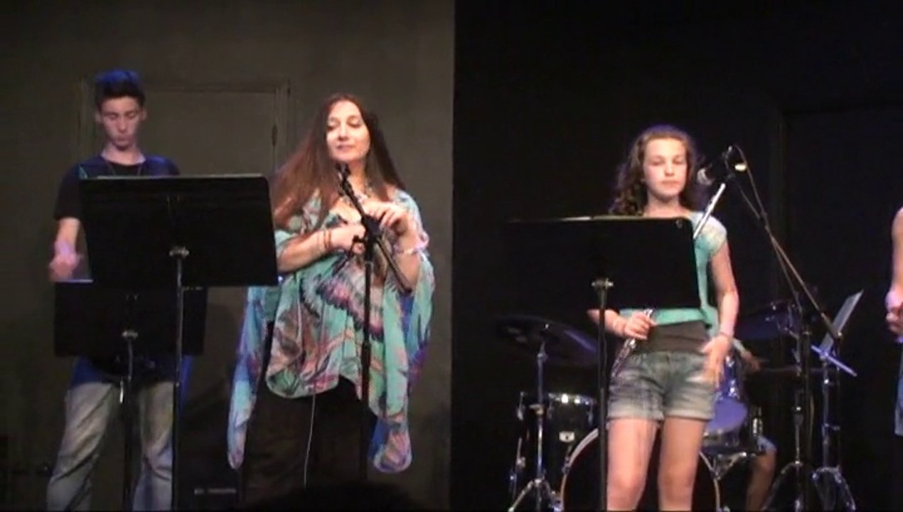 Norvegian wood - The Beatles Chante Marcela Torres & Natacha Zervas