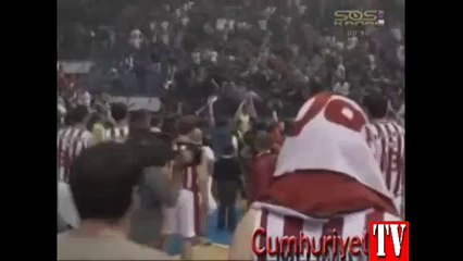 Şampiyonluk kupasını kırıp sahaya fırlattılar