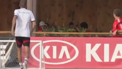 Thomas Müller colpisce un membro dello staff con una pallonata sul viso