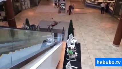 yürüyen merdivene kapılıp uçan ergen. offf :D