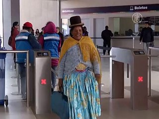 Над Андами плывут гигантские футбольные мячи