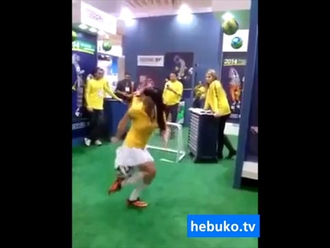 erkeklerden iyi futbol oynayan kız - izlemelisiniz!