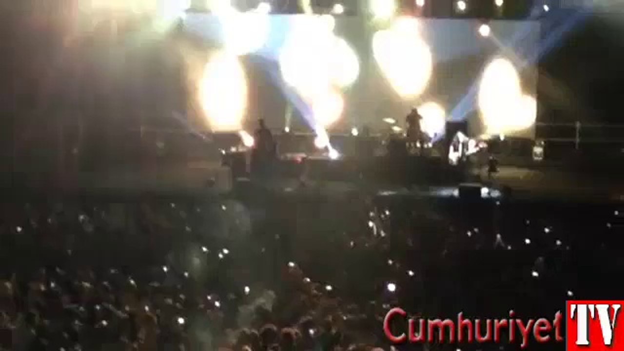 Alternatif rock efsanesi Pixies İstanbul'u salladı