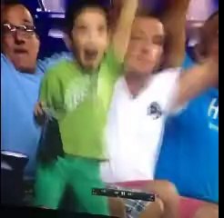 Gol sevincini vücudunun her yeriyle yaşayan çocuk