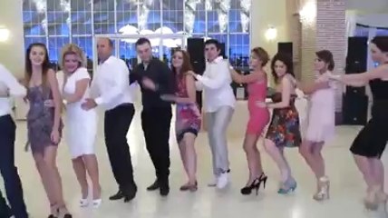 Düğünlerde Yeni Fenomen Penguen Dansı