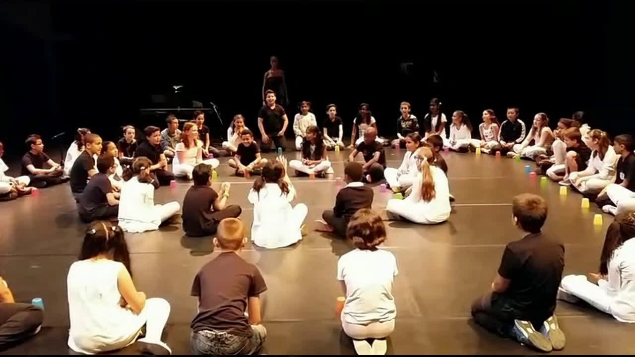 "The cup song" par les élèves de cm2 de l'école élémentaire Joliot Curie du Blanc-Mesnil