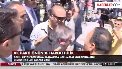 AK Parti Önünde Efkan Ala ve Mehdi Eker'e Protesto