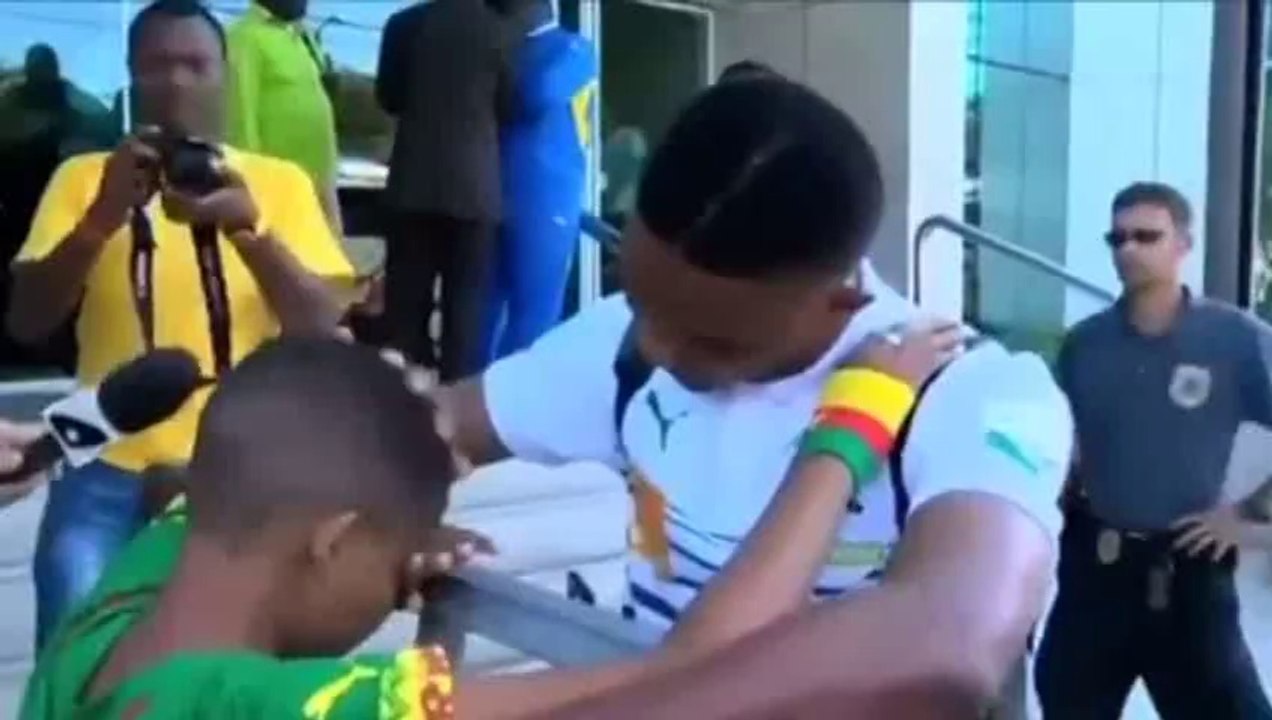 Samuel Eto'o ignores all media and goes stright to a young Cameroon.fan