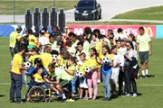 Jogadores do Brasil fazem a festa de crianças vítimas de enchente