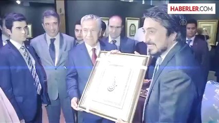 Arınç, "Hiç'ten Gelenler" hat ve tezhip sergisini açtı -