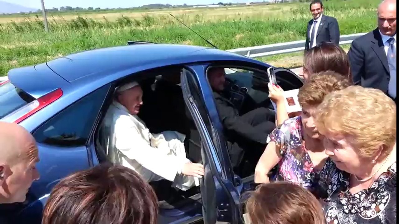 Papa Francisco manda parar imediatamente o carro e sair para abençoar um doente