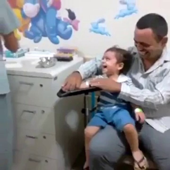 İğne Olurken Kahkaha Atan Bebe