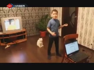 Söylediği Şarkı ile Kediyi Bunalıma Sokan Çocuk