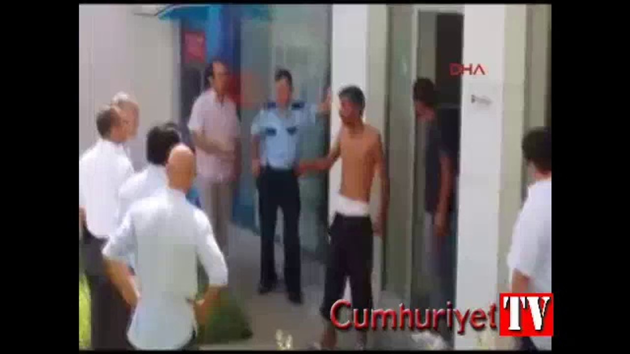 Balta ile banka şubesini bastı