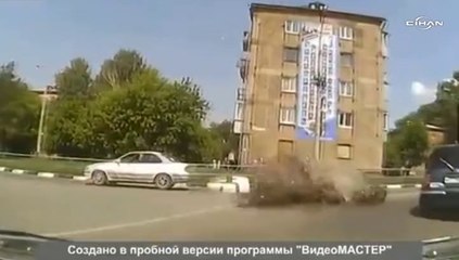 Rusya’da yer altında patlayan borudaki su asfaltı deldi