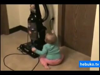 düğmeyi bulmaya çalışan bebeğin süpürge bir anda çalışınca tepkisi :D
