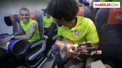 Brezilyalı Futbolcular Uçakta Müzisyen Oldu