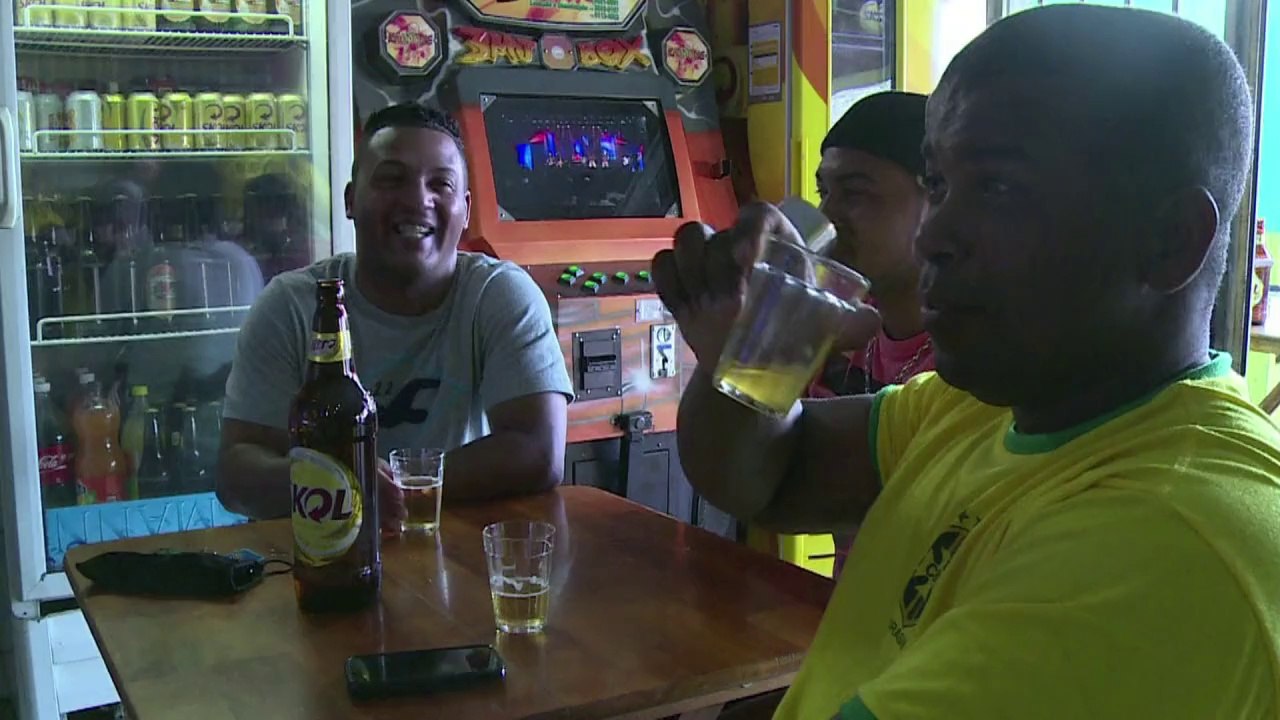 Favela-kicker fordern fußball-weltmeister heraus