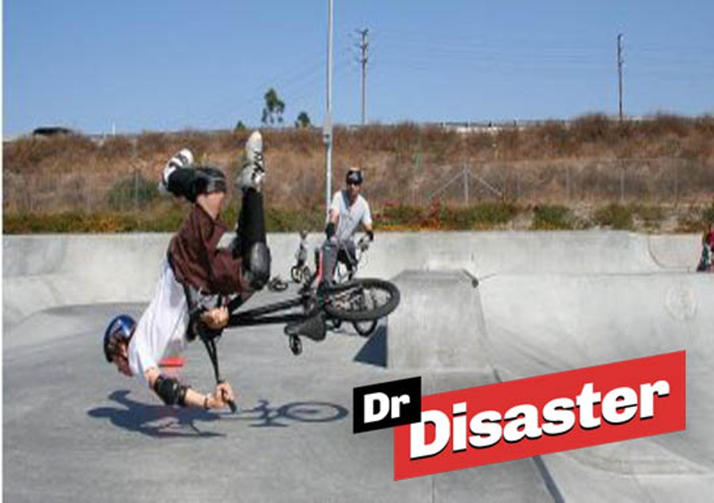 Un rider s'éclate la tête dans le bitume / Dr Disaster