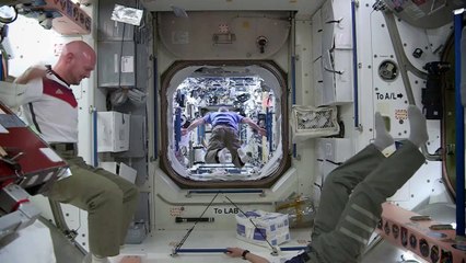 Скачать видео: Football dans la Station spatiale internationale