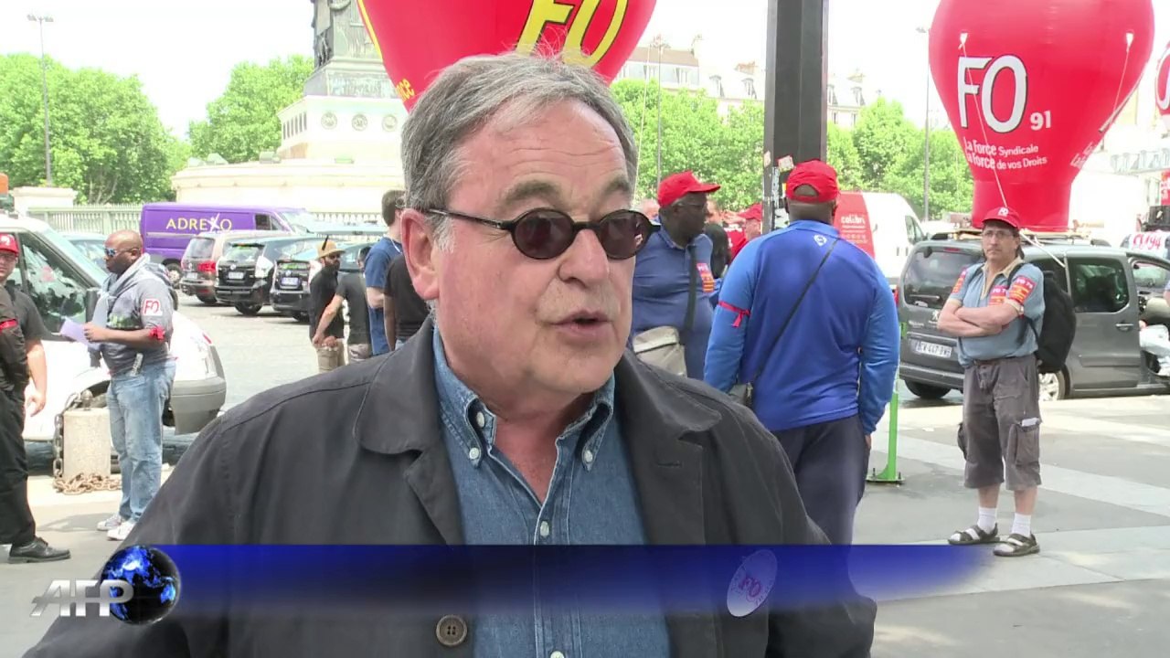 Austérité, chômage: salariés et intermittents dans la rue à Paris