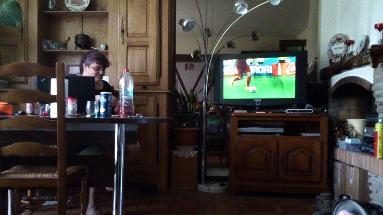 Otilia devant la télé...Portugal /Ghana