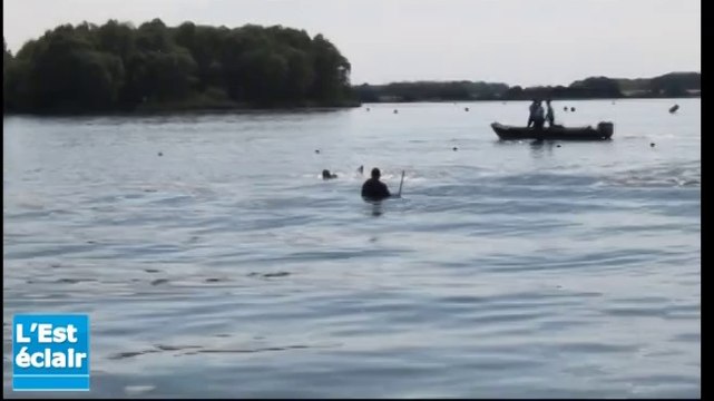 Les équipes cynophiles de la gendarmerie s'entraîent sur le lac d'Armance