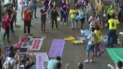 Protestos contra a homofobia e gastos com a Copa