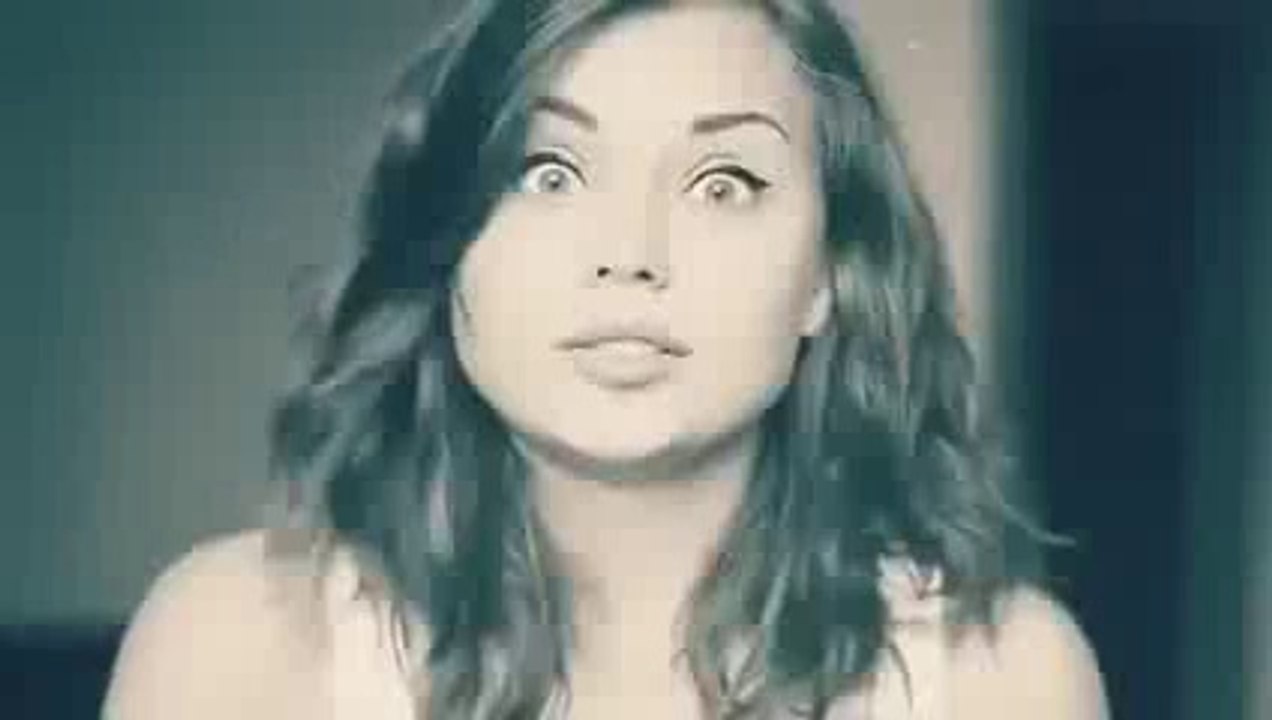 Güzel Kızdan Mükemmel Mimik Hareketleri