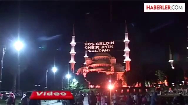 Minarelere Asılan Mahyalar İstanbul'u Aydınlattı