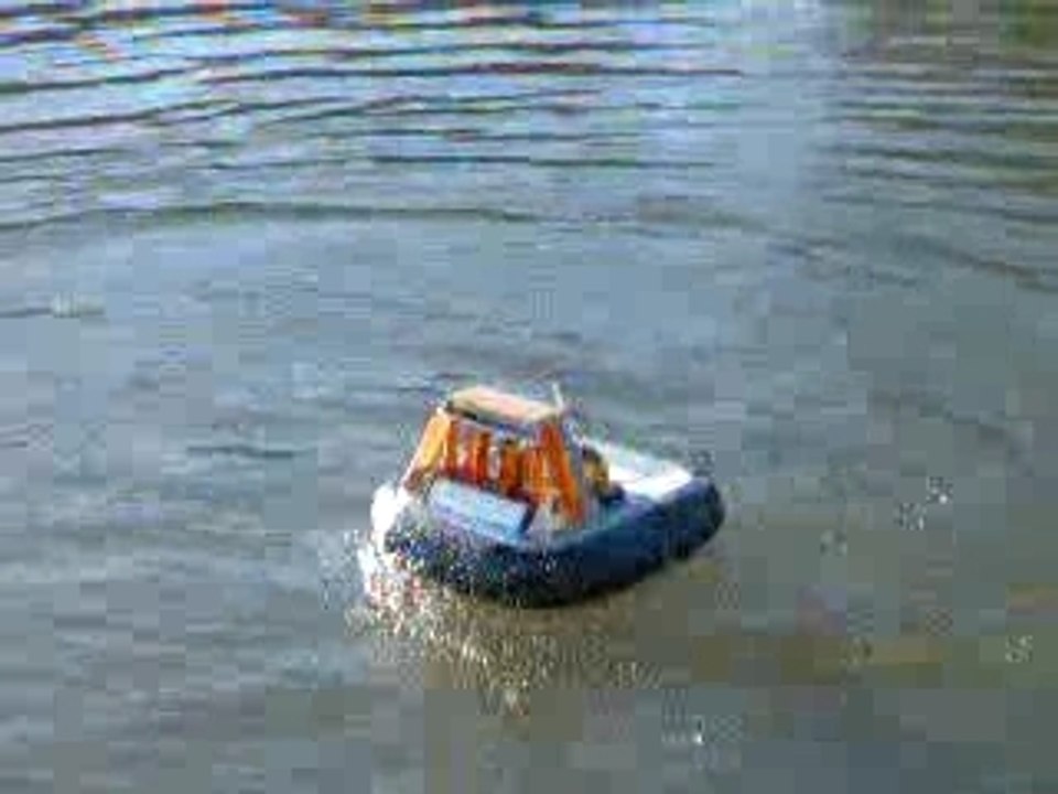 Maquette aéroglisseur sur l'eau
