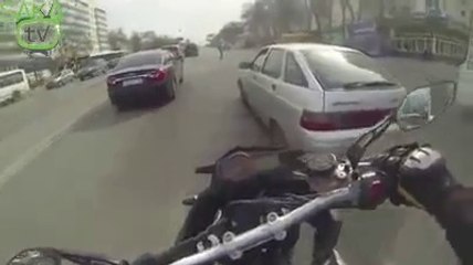 Motoruyla Yaşlı Adamı Karşıya Geçirdi