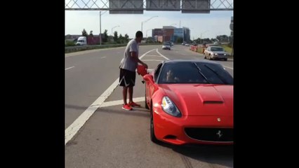 En panne avec sa Ferrari, il remet de l'essence au beau milieu de l'autoroute