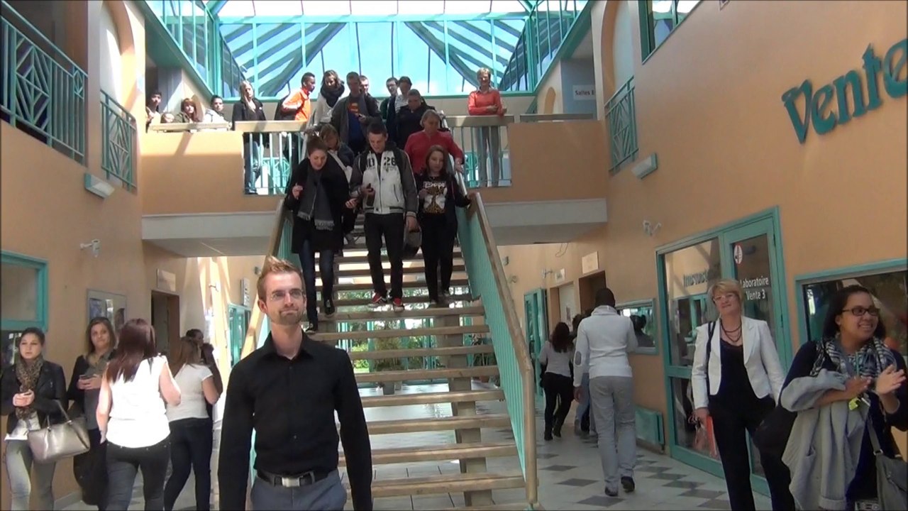 Flash mob' au CFAIE par les apprentis BP coiffure 1ère année A11 A12