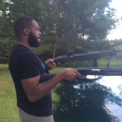 Jon Jones atirando com duas armas