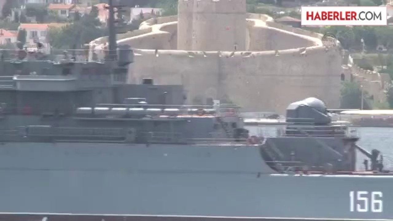 Rus Donanması'na ait iki gemi, Çanakkale Boğazı'ndan geçti -