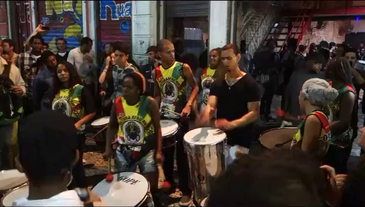 BRESIL: Fete dans le quartier de LAPA