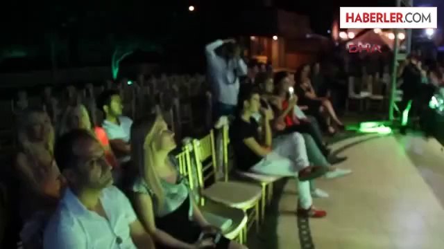 Ak Partili Belediye Başkanı, Ünlü Mankenleri 'Vitrin Mankeni' Zannetti