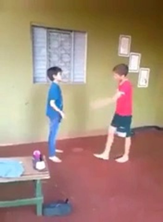 Kardeşe Matrix Efektli Uçan Tekme