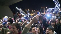 Torcedores recebem Suárez em aeroporto de Montevideo