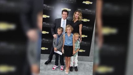 Mark Wahlberg muestra ser un hombre de familia en la alfombra roja