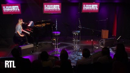 Louane - Feeling Good en live dans le Grand Studio RTL présenté par Eric Jean-Jean